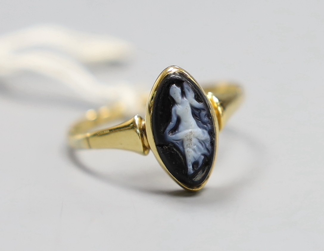 An 18ct gold and black cameo dress ring, carved with a dancing lady, size T, gross 2.8 grams